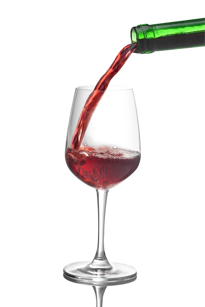 Красное вино льется в бокалы