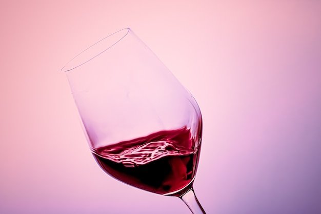 Красное вино в хрустальном бокале премиум-класса