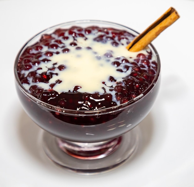 Foto sago al vino rosso con crema alla vaniglia tradizionale dessert culturale della cultura gaucho del brasile meridionale