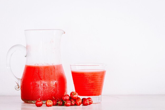 Foto vino rosso in tavola su uno sfondo bianco