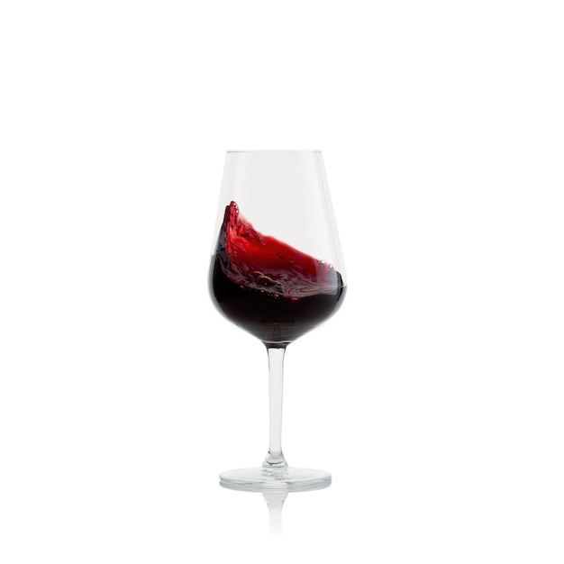 白い背景で隔離のガラスのスプラッシュと赤ワイン