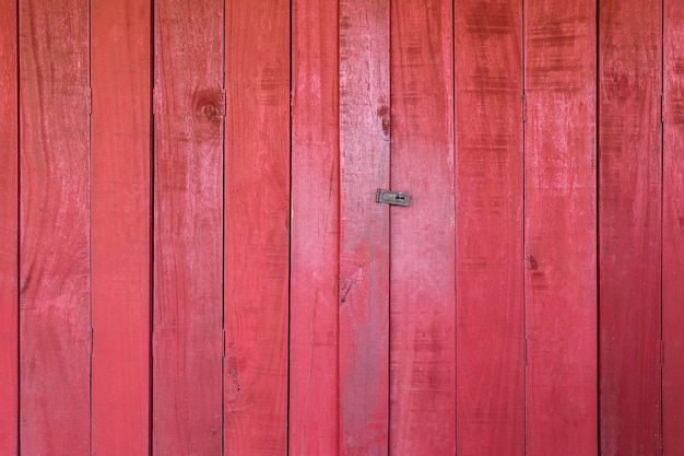 Bề mặt gỗ màu đỏ đã trở thành xu hướng trong việc trang trí nhà cửa hiện nay bởi sự độc đáo và tinh tế của nó. Gỗ màu đỏ trông rất ấn tượng và nổi bật trong không gian sống của bạn. Nếu tìm kiếm một vật liệu trang trí tươi mới để làm mới nhà của mình, gỗ màu đỏ sẽ là sự lựa chọn hoàn hảo.