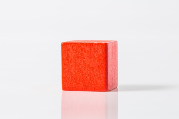 Красный деревянный куб геометрических фигур, изолированные на белом фоне