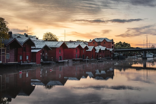 Foto case di legno rosse sul canale all'alba a porvoo, in finlandia