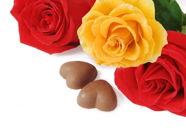 빨간색과 노란색 신선한 장미 꽃다발, 마음으로 초콜릿 사탕