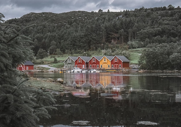 노르웨이 피요르드 해안에 있는 빨간색과 노란색 집