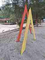 Photo a red and yellow pole is in the sand