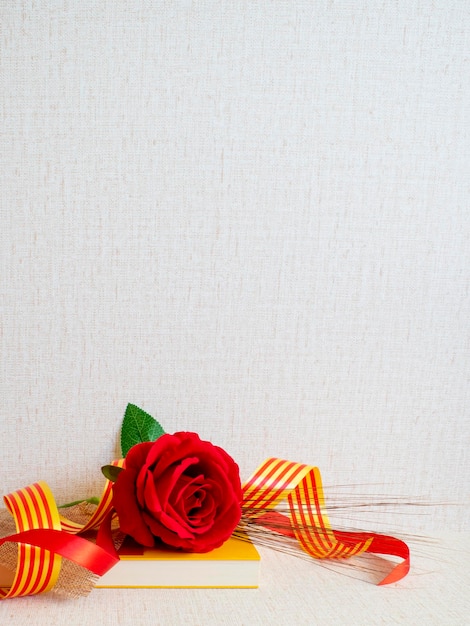 A red and yellow ribbon with the word spanish on it