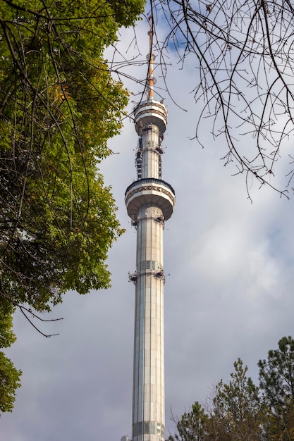 Redactie. Uitzicht op de tv-toren van Almaty Kazachstan Een van de hoogste tv-torens ter wereld in seismisch gebied