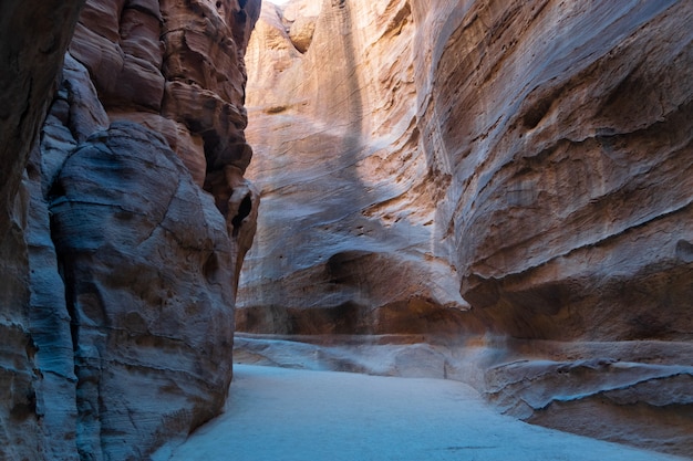 Redactionele afbeelding van siq canyon of wadi mujib in petra, jordan