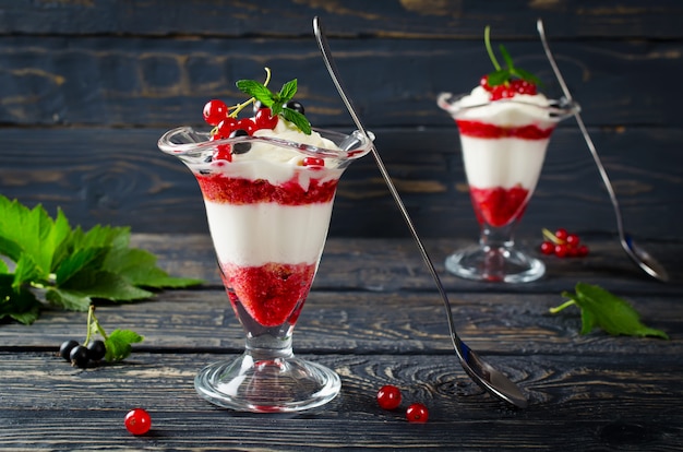 Redcurrant yoghurt with peppermint