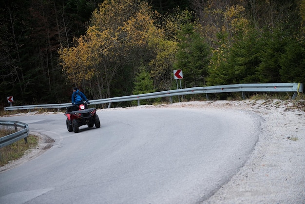 Redder doet uitkijk in het bos op een quad