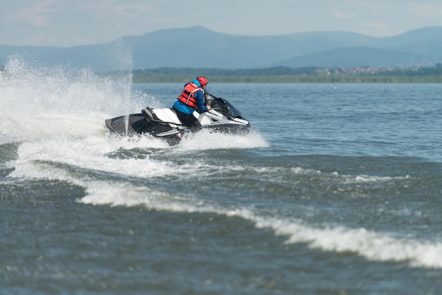 Foto redder zoekt merengebied door atv jet ski