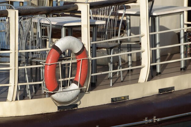 Reddingsboei aan zijkant van plezierboot Veiligheid van passagiers op zeereis