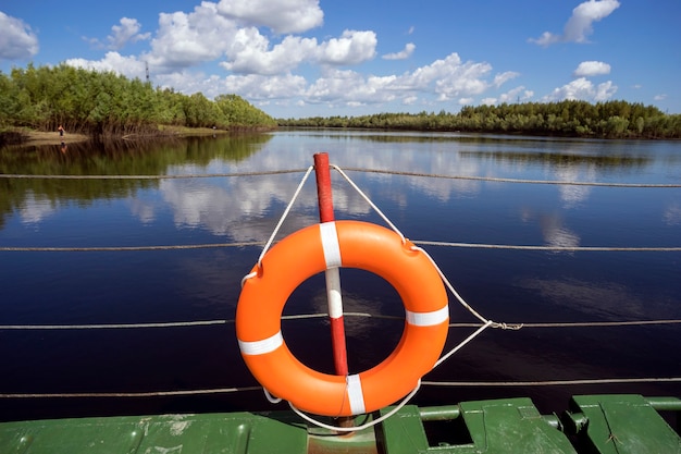 Reddingsboei hangend aan de touwen van de rivierveerboot.