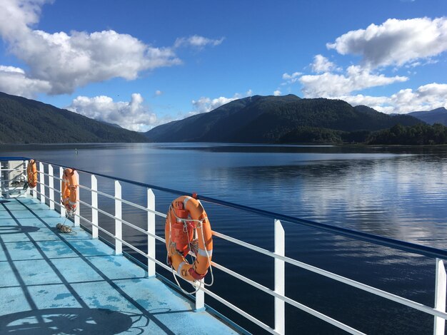 Foto reddingsgordels die aan de reling van een zeeschip hangen