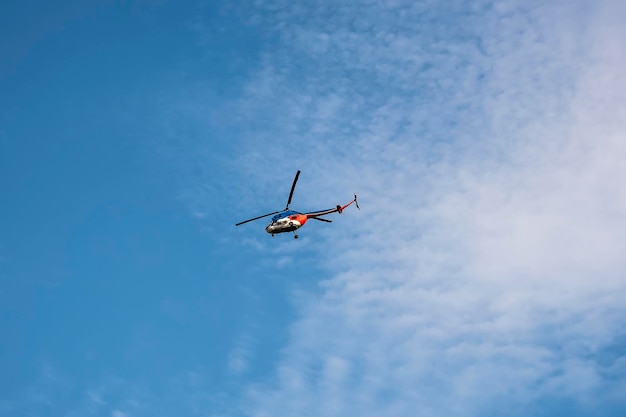 Reddingshelikopter tegen de blauwe lucht