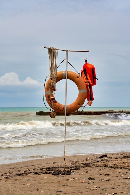 Reddingsmiddelen op het water, reddingsboei en reddingsvest op het strand