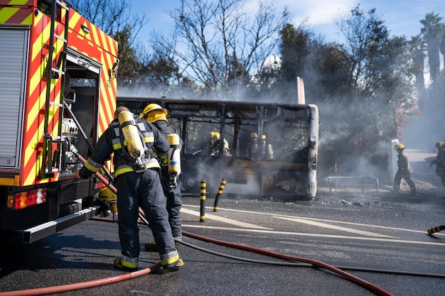 Reddingsteam van brandweerlieden arriveert bij het auto-ongeluk