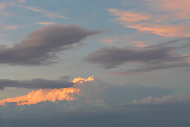 オレンジ色の雲と赤みがかった空