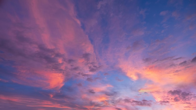 オレンジ色の雲と赤みがかった空