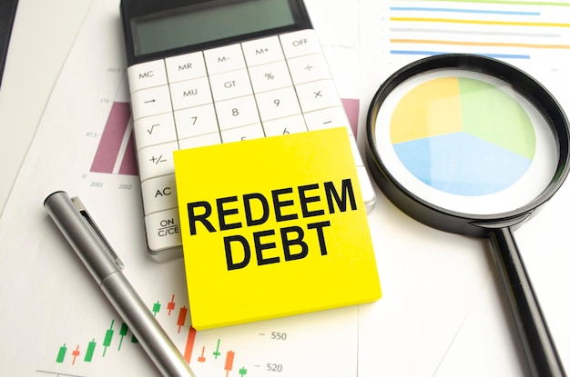 차트 배경의 옐로우 카드에 있는 REDEEM DEBT 텍스트