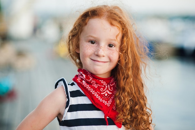 Ragazza dai capelli rossi su uno yacht