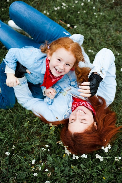 Redhaired 엄마와 딸은 자연에서 즐거운 시간을 보냅니다.