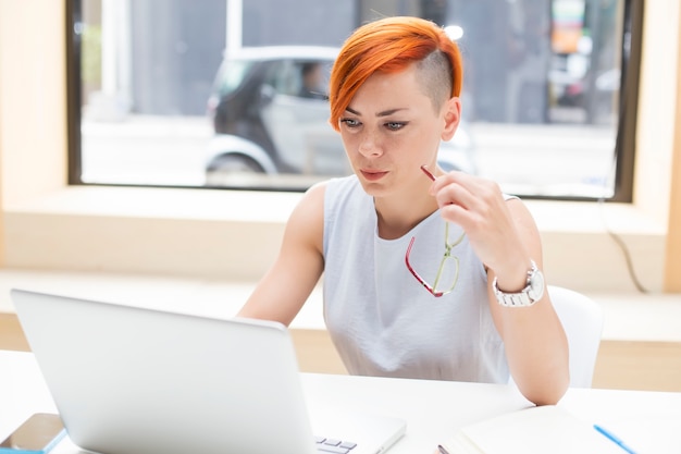 Redhairvrouw in bureau