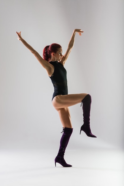 Photo redhead dancer showing her beautiful body