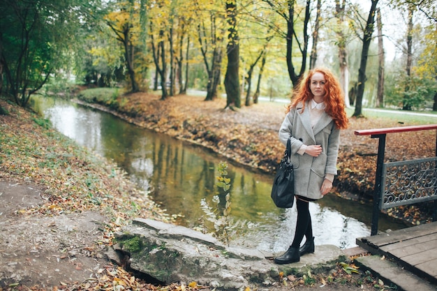 秋の公園の赤毛の女の子