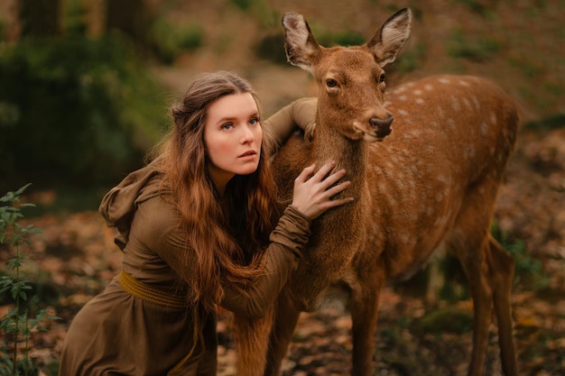 긴 드레스에 사슴과 빨간 머리 소녀