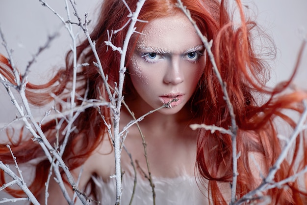 雪で覆われた長い髪の顔を持つ赤毛の女の子