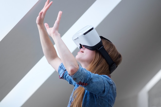 Foto ragazza rossa con gli occhiali di realtà virtuale