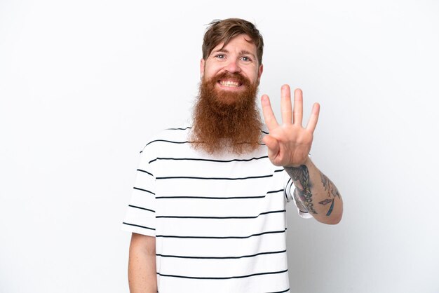 Рыжий мужчина с бородой на белом фоне счастлив и считает четыре пальцами