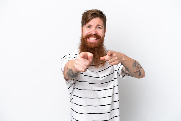 Foto uomo rosso con la barba isolato su sfondo bianco che punta davanti con l'espressione felice