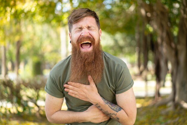 Photo redhead man with beard smiling a lot