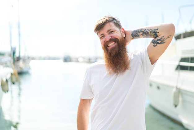 Photo redhead man with beard with happy expression