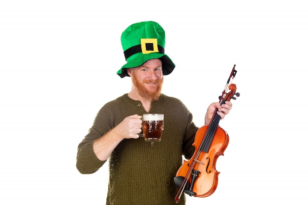 Photo redhead man with green hat and a violin drinking a beer