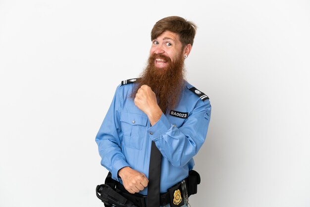 Uomo di polizia rossa isolato su sfondo bianco che celebra una vittoria