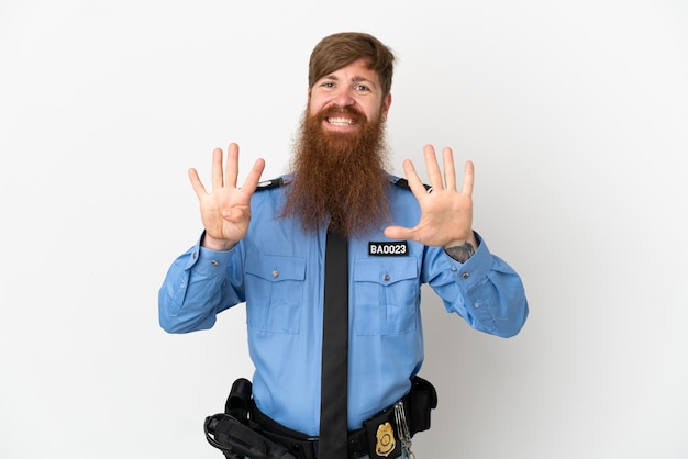 Redhead uomo di polizia isolato su sfondo bianco contando nove con le dita