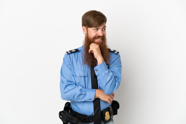 Redhead uomo di polizia isolato su sfondo bianco guardando al lato