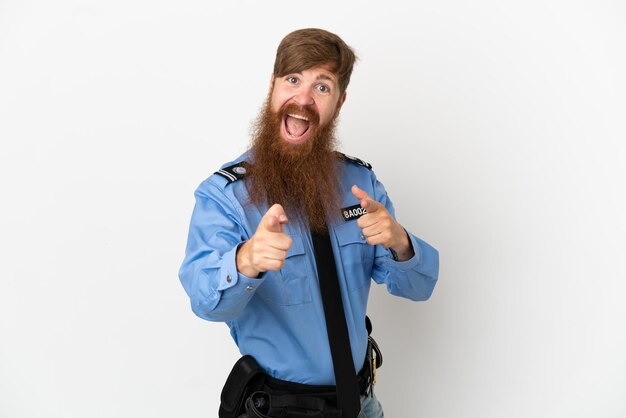 正面を指して笑っている白い背景に分離された赤毛の警官