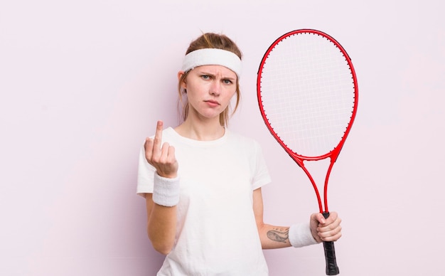 怒っているイライラする反抗的で攻撃的なテニスのコンセプトを感じている赤毛のかわいい女の子