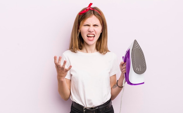 Foto redhead bella ragazza che sembra arrabbiata, infastidita e frustrata governante concetto