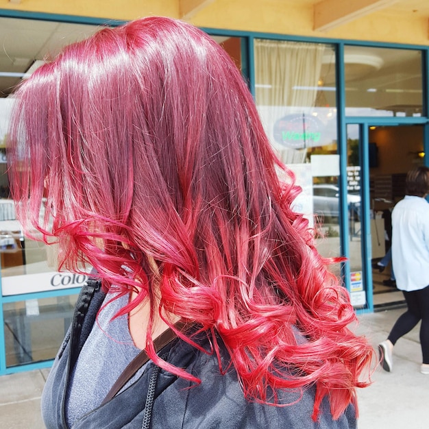 Photo redhead standing on sidewalk