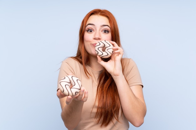 Redhead tienervrouw die een doughnut houden