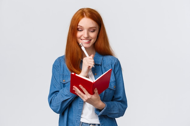 redhead vrouw die in een geheim dagboek schrijft