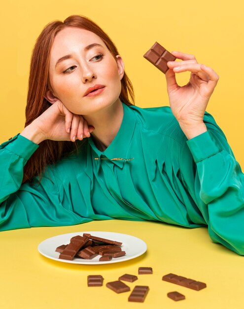 Foto donna della testarossa che posa con il cioccolato