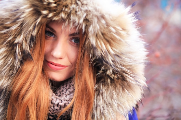 Foto donna rossa che indossa abiti invernali